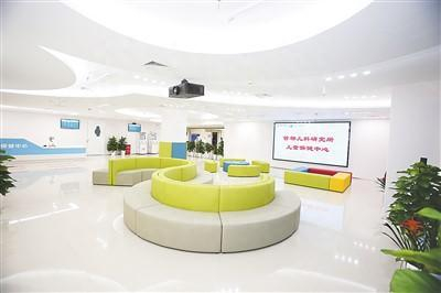 图为儿研所保健中心的候诊大厅。 首都儿研所供图