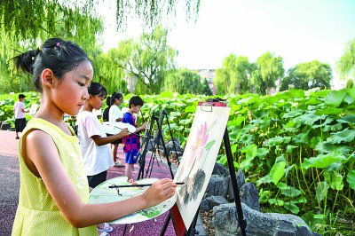 河南济源市，学生在户外写生。新华社发