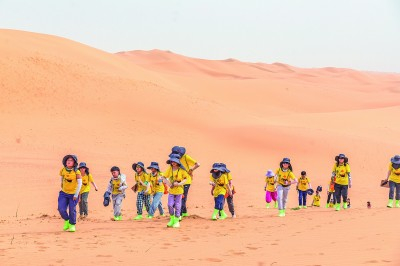 暑假里，一批来自北京的孩子在内蒙古阿拉善沙漠徒步。杨丹摄/光明图片