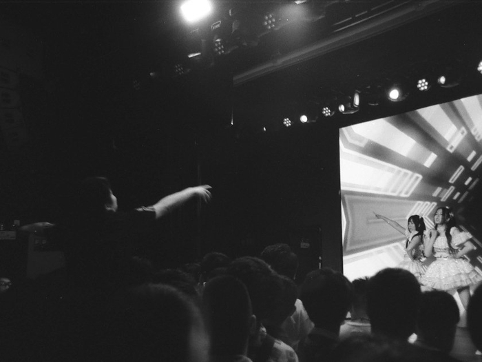 粉丝被抬起向舞台移动（沈心悦 摄）