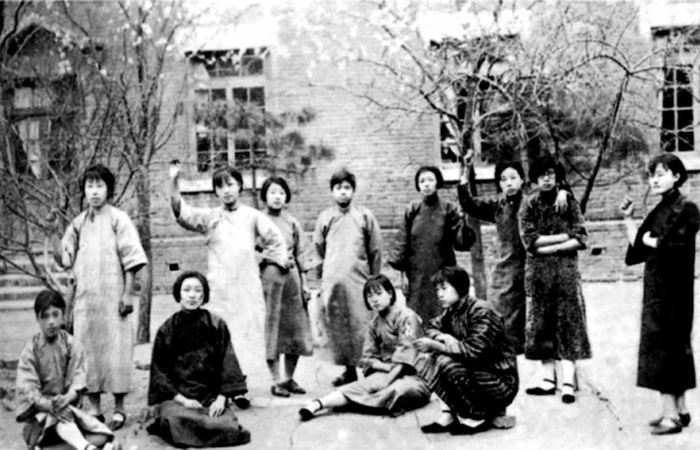 东北大学部分女生在校园合影