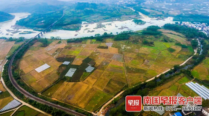 ▲从高空俯瞰，桂林市兴安县的一处田地在火车轨道和乡村道路的环绕下，形成一个浪漫的心形。南国早报全媒体记者 游拥军摄