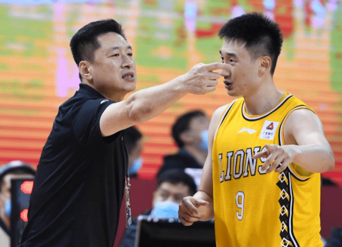 李春江为孙子庆生,一家人齐聚一堂,儿媳颜值惹争议|李京龙|李春江|cba