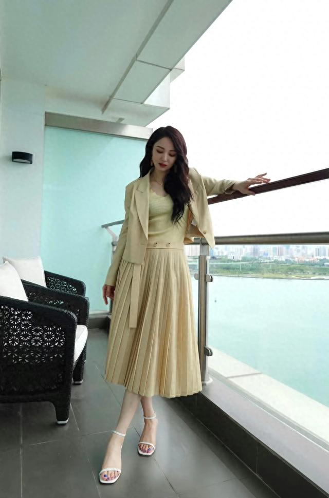 44岁的董璇给我们证明了女人的年龄真不是问题,40多岁的你还是可以