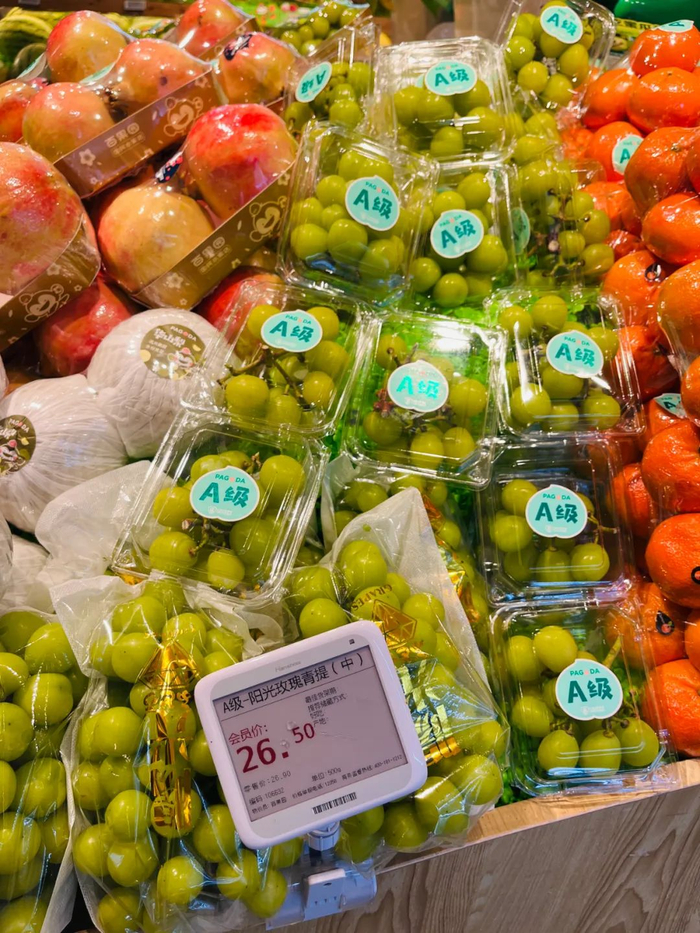 百果园内阳光玫瑰青提（左宇摄）