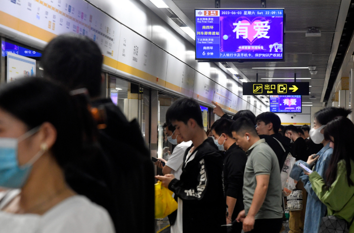 夜里10时，地铁站等车的人群。图片来源：郑州发布