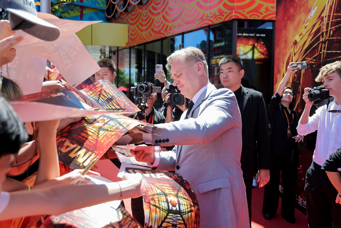 诺兰为红毯旁的影迷签名