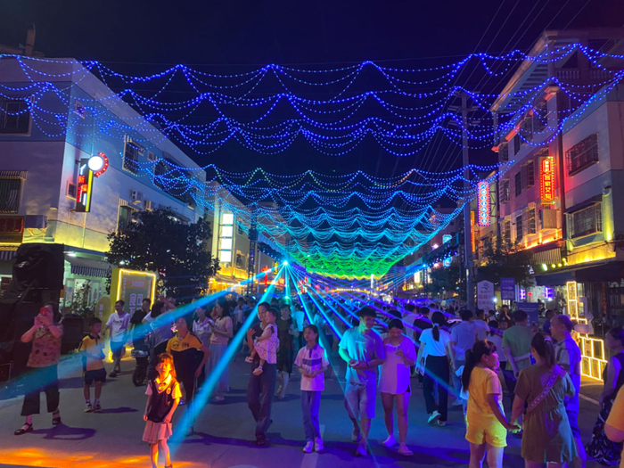 7月中旬，广东省商务厅主办的2023广东夜经济暨暑期消费促进活动启动。周亮/摄