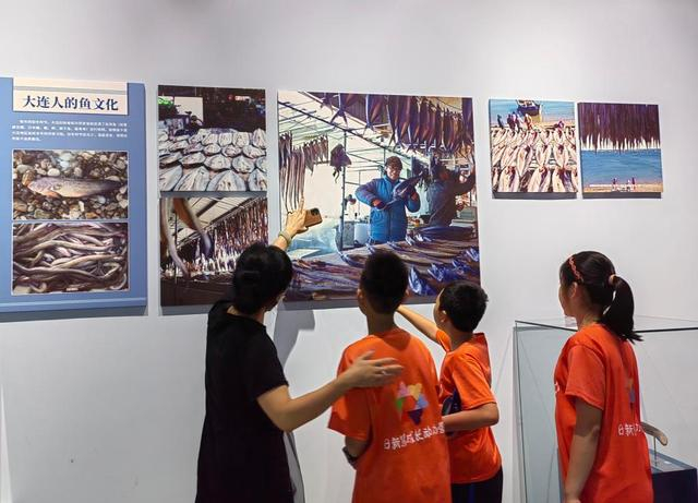 2023年8月，大连西岗区日新街道暑托班老师带着孩子参观大连市自然博物馆。（图片由采访单位提供）