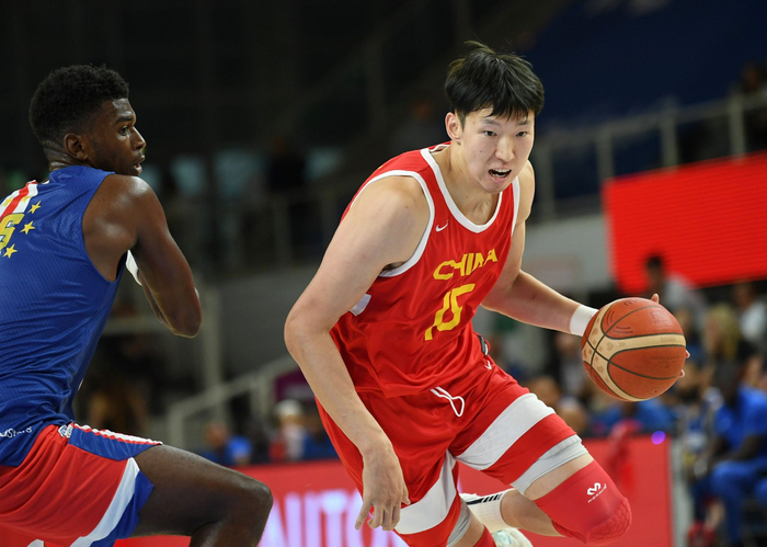 周琦能否守住内线非常关键。 图/新华社