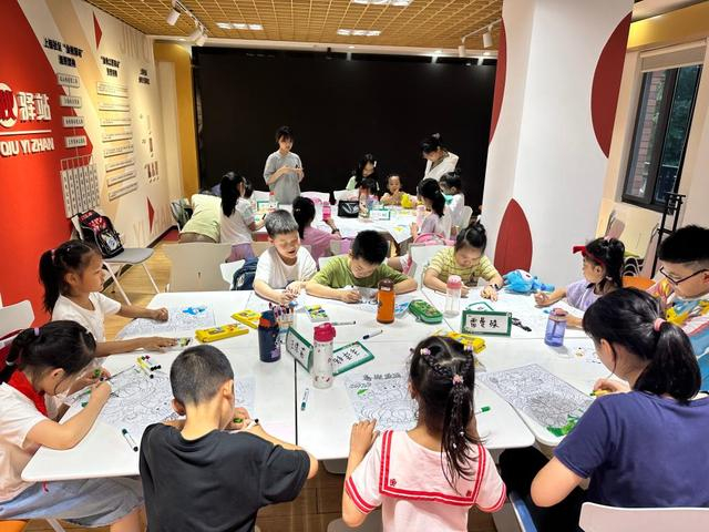 2023年8月，杭州市北山街道暑托班内孩子们在老师带领下开展亚运绘画。新华社记者俞菀摄