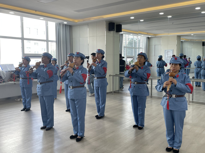 西宁市城东区老年大学老年学生正在排练葫芦丝节目。张琦 摄