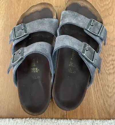 到底有多少人把这双丑拖鞋焊在脚上