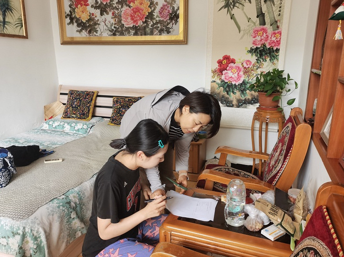 侯宏伟对今年应届毕业大学生进行家访