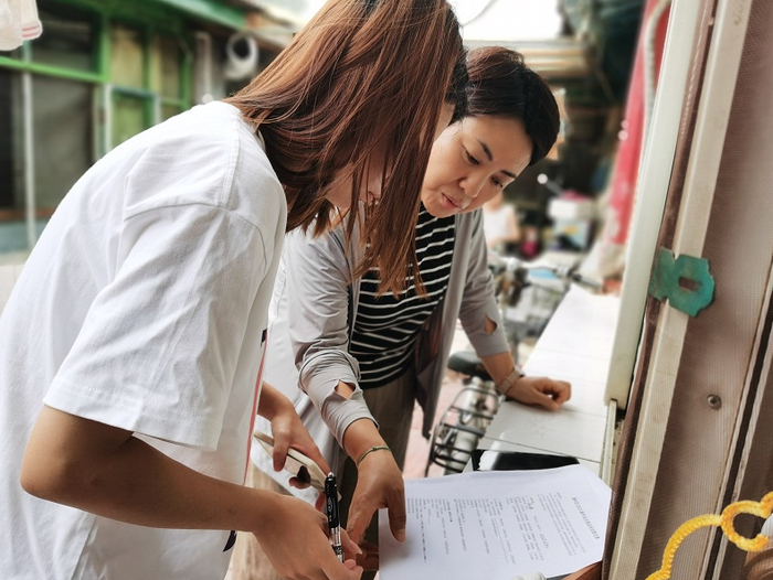 侯宏伟对今年应届毕业大学生进行家访