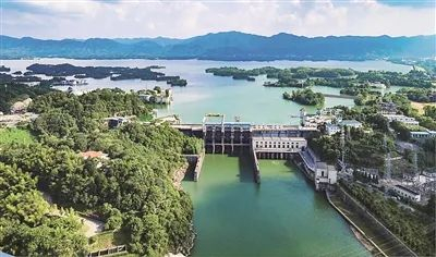 我们置身于湖北省赤壁市城区南端,三峡试验坝陆水水利枢纽工程主坝