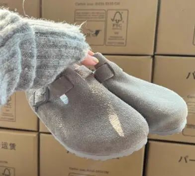 到底有多少人把这双丑拖鞋焊在脚上