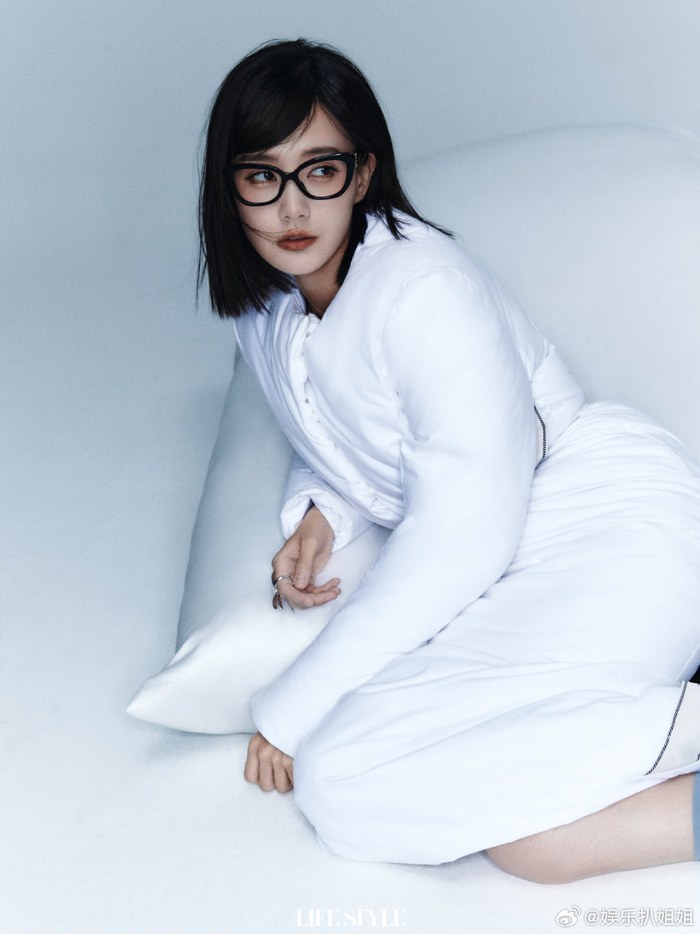 最新杂志封面造型好美好a……|李一桐|短发|杂志封面_新浪新闻