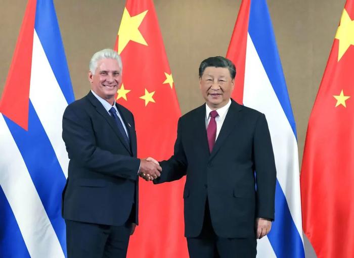 当地时间8月23日下午,国家主席习近平在约翰内斯堡出席金砖国家领导人会晤期间会见古巴国家主席迪亚斯-卡内尔。
