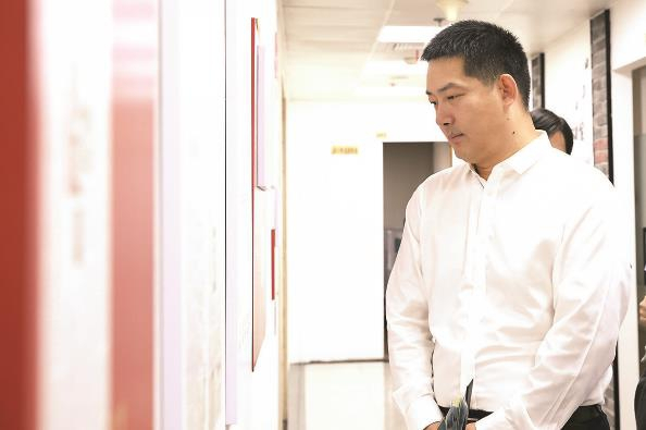             常昊参观报史长廊  本报记者  李铭珅  摄          