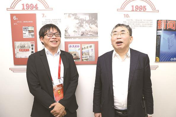             聂卫平在报史长廊看到自己的照片很开心，左为他的儿子孔令文  本报记者  李铭珅  摄          