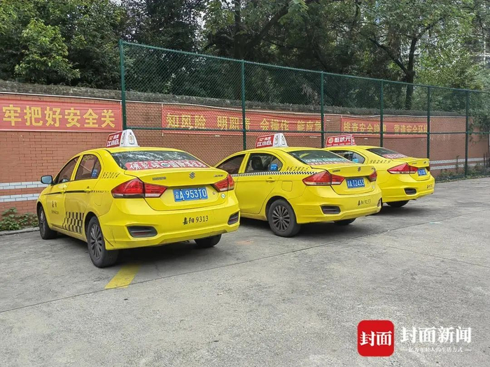 嘉阳出租客运公司场地停靠的出租车。