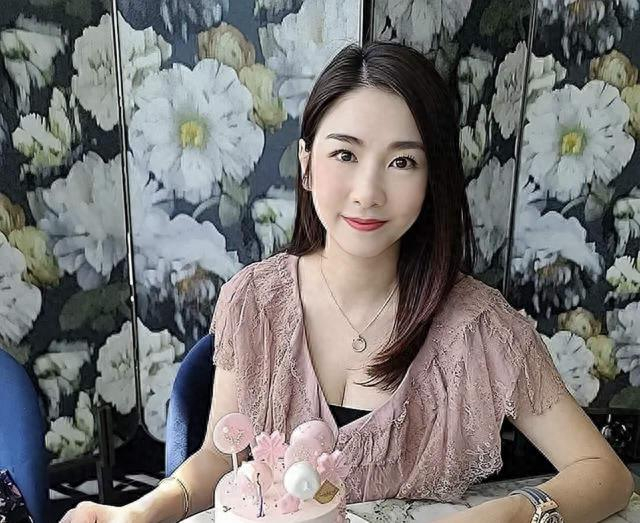 香港知名女星复出做网红，晒丰满好身材，与外籍男友只恋爱不结婚|梁雪湄|TVB|组合|四喜_新浪娱乐_新浪新闻