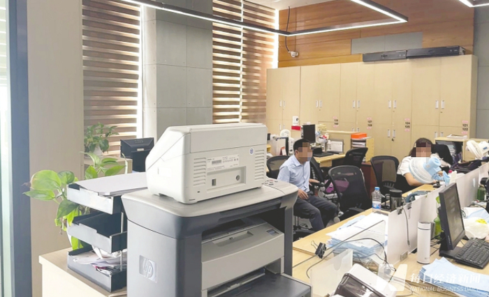 ▲一兆韦德总部办公室中仅有少量员工仍在工作，图片由每日经济新闻实习记者黄海摄。