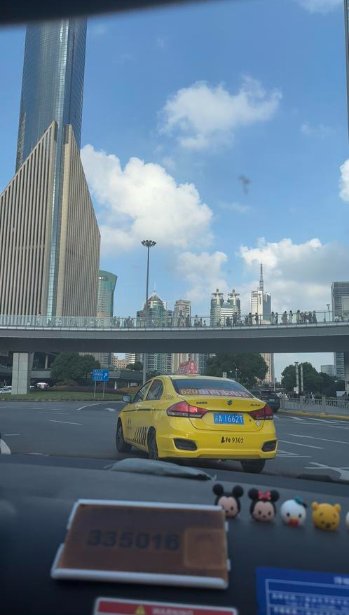 重庆“黄色法拉利”送三名乘客回上海。视频截图