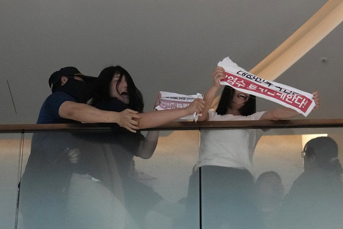 当地时间8月24日，韩国首尔，韩国学生试图进入日本大使馆，抗议日本向受损的福岛核电站排放经处理的放射性水。