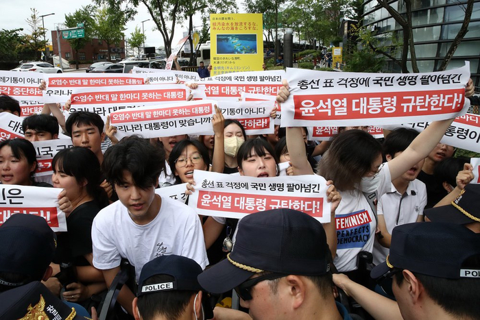 当地时间8月24日，韩国首尔，日本大使馆大楼外，抗议者参加了反对将受损的福岛核电站处理过的放射性水排放到太平洋的集会。