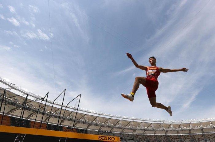 王嘉男"惊险"晋级男子跳远决赛 达标巴黎奥运会|王嘉男|资格赛|田 