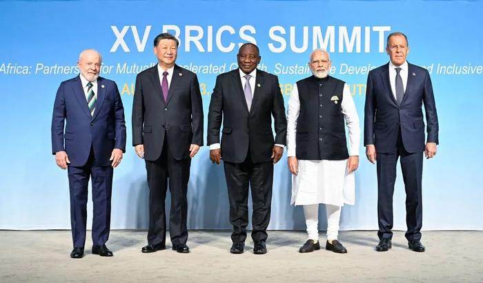 这是会晤期间,五国领导人集体合影。