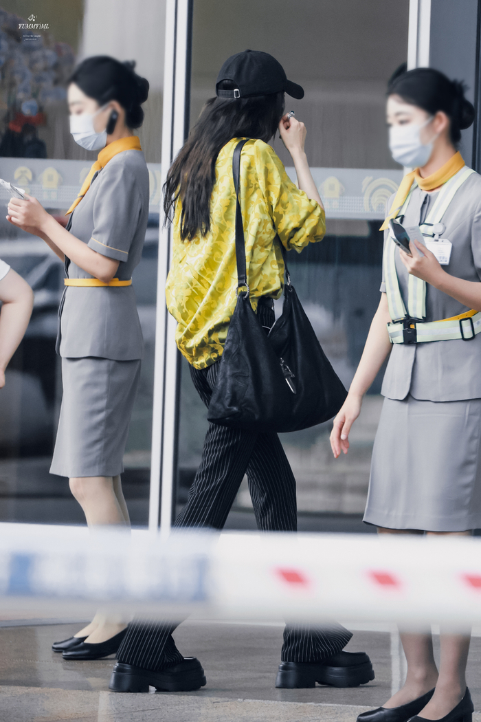 杨幂北京出发饭拍 幂幂的私服很会穿,让人羡慕的身材比例|杨幂_新浪