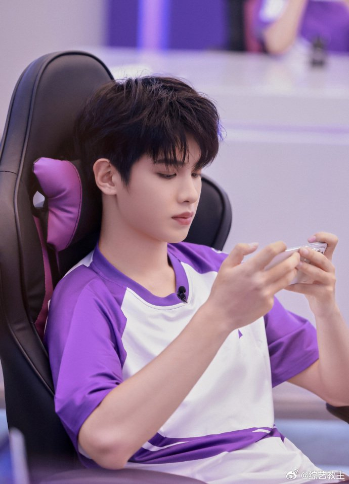 黄明昊戴金丝眼镜 哇哇哇小贾好帅啊!