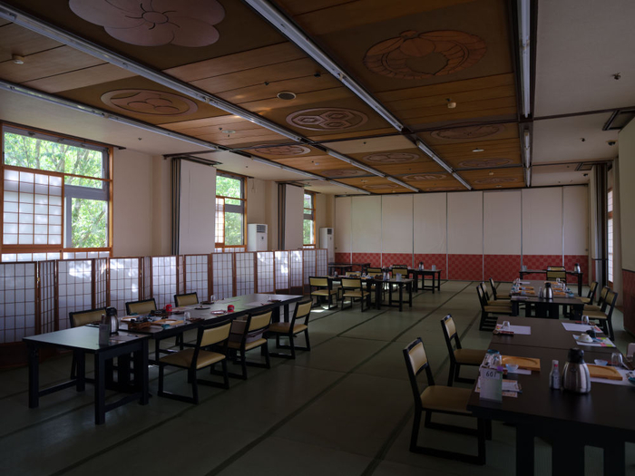 这是8月23日在日本福岛县磐城市拍摄的一家酒店空旷的餐厅。新华社记者 张笑宇 摄