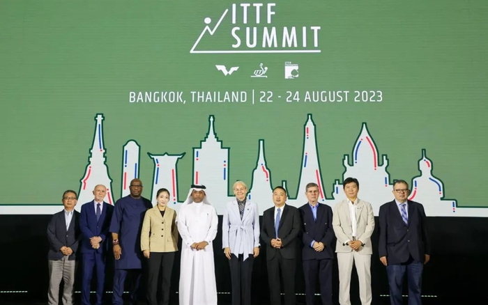 刘国梁（右四）与刘诗雯（左四）出席会议。 图/国际乒联