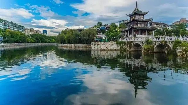 ▲贵阳南明河上的甲秀楼（图源：天眼新闻）