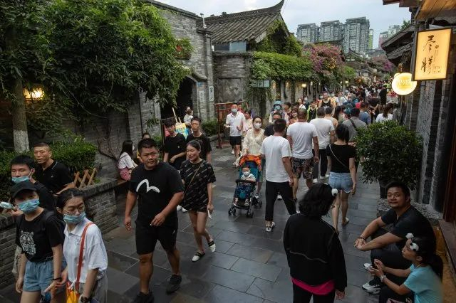 ▲成都宽窄巷子步行街（新华社记者 江宏景 摄）