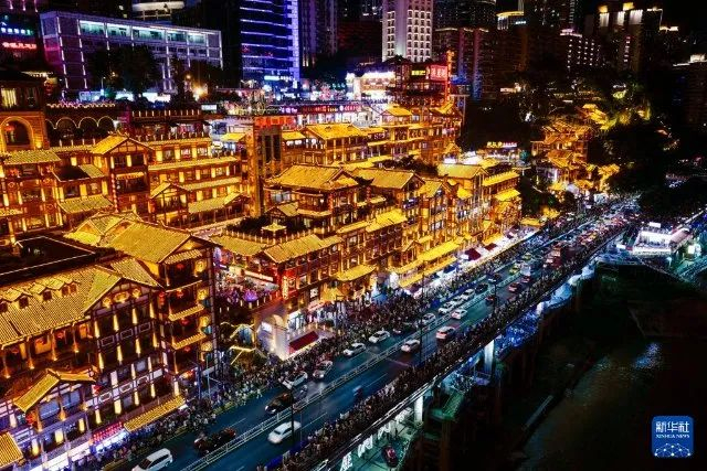 ▲重庆洪崖洞夜市街区外景（新华社记者 刘潺 摄）