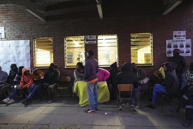 津巴布韦总统大选投票延长一天结束美媒部分选民在投票站附近过夜