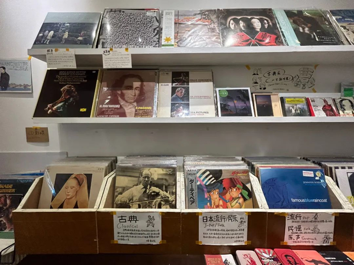 桑丘书店黑胶唱片区。（拍摄：严彬）