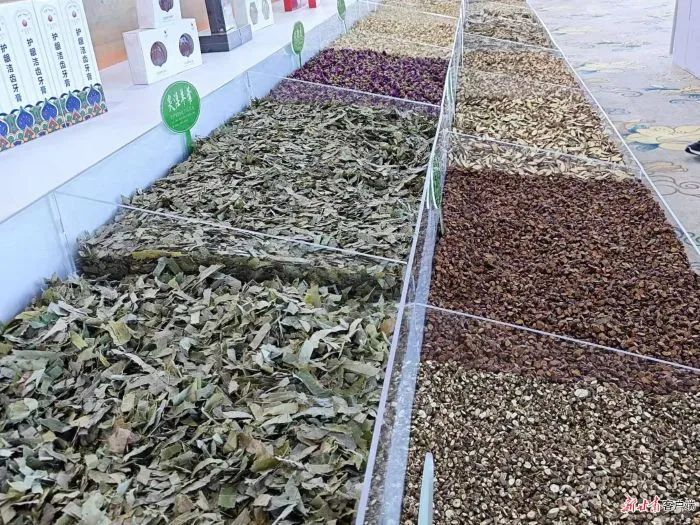 展台里的中药材。