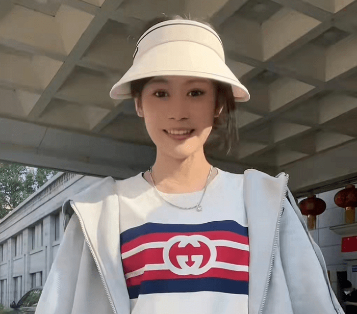 宋晓峰女儿晒父女俩合照,亲吻爸爸不避嫌,评论区却争议不断|宋晓峰