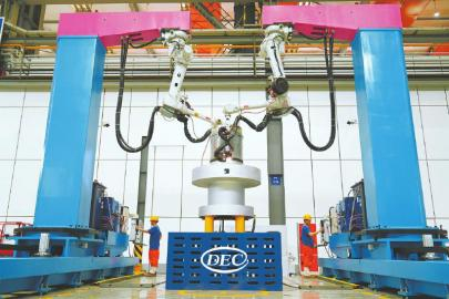 　　东方汽轮机打造的国内首个绿色高效焊接数字化车间。