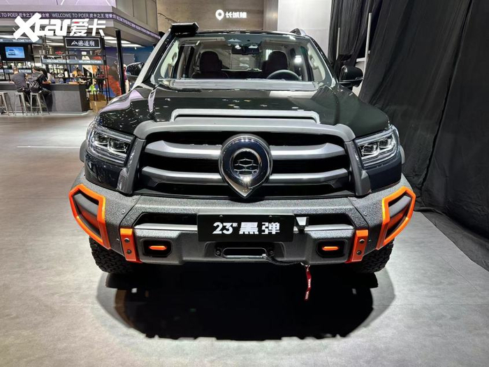 外观方面,23款黑弹延续了老款车型的设计,主打硬派