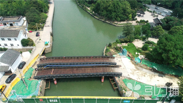 已搭好的钢便桥