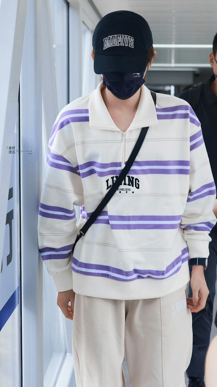 宋亚轩机场饭拍图 今日份清爽男大……|宋亚轩_新浪新闻