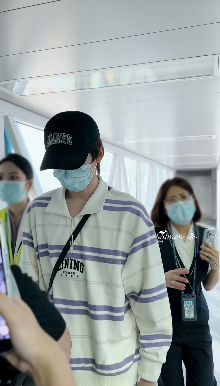 宋亚轩机场饭拍图 今日份清爽男大