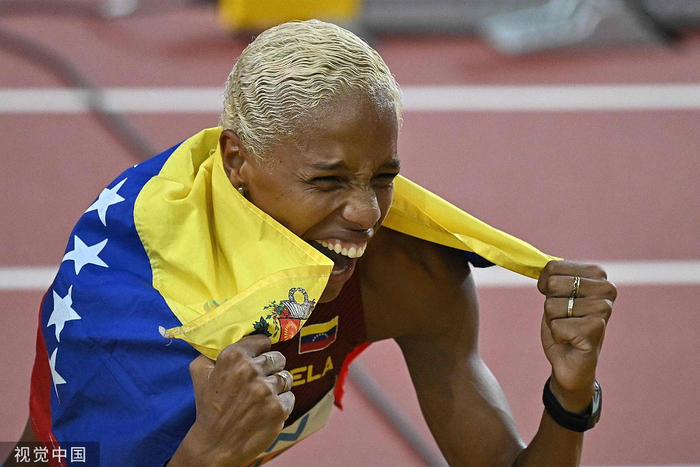 罗哈斯庆祝胜利。